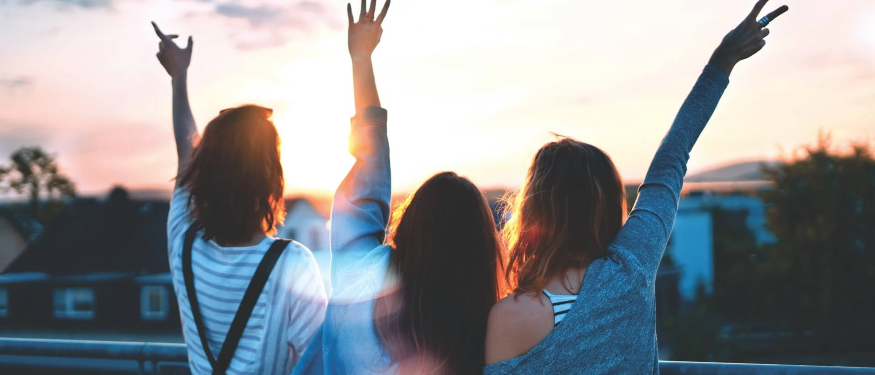 3人の生徒が手を挙げている